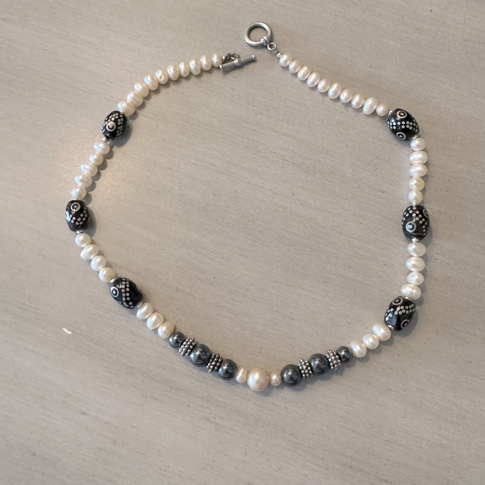 Black and white cultured pearl necklace